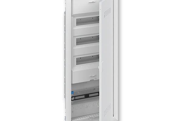 Kombinovaná rozvodnice ABB UK663CV pod omítku, dvířka s větracími otvory
